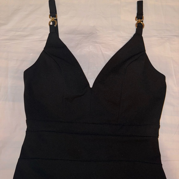 Elegant Black Sleeveless Dress - Picture 2 of 9